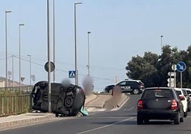 El vehículo volcado.