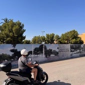 Un motorista pasa junto al recinto ferial, con los vinilos que recrean cómo será el parque.