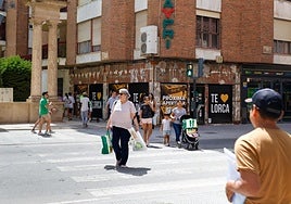 Ciudadanos caminan por la avenida Juan Carlos I, ayer.