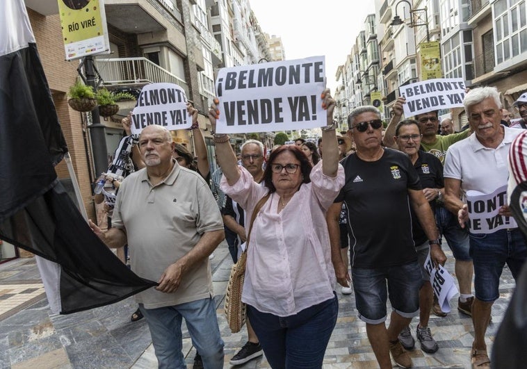 Los peñistas del Cartagena firman la paz con Belmonte y dan aire a Arribas