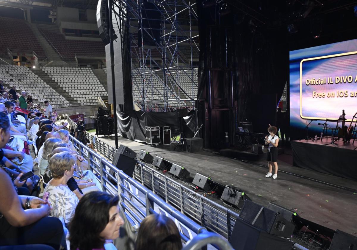 Fútbol y música. 4.000 espectadores en el fondo sur del estadio Enrique Roca esperan a que empiece el concierto de Il Divo el pasado martes, finalmente suspendido.