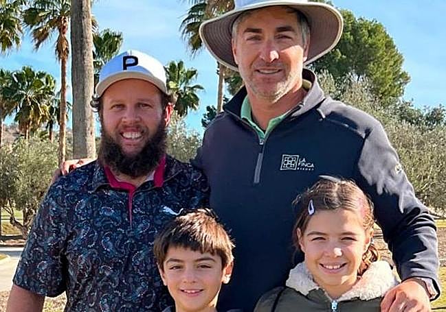 Johnston 'Beef' y Andreu. Las pasadas navidades el inglés Andrew Johnston estuvo tres días jugando en Alicante, con Andreu (en la foto con los hijos del 'pro' español).
