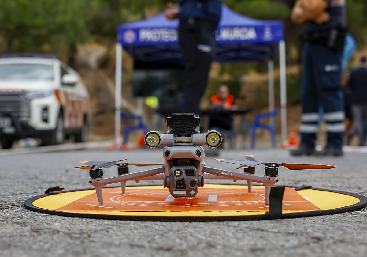 Imagen principal - 1. El nuevo dron del Ayuntamiento, presentado en la Fuensanta. 2. Un camión pulpo recoge desechos apilados fuera del contenedor en los Alburquerques. 3. Residuos de obra en un carril de El Puntal. 