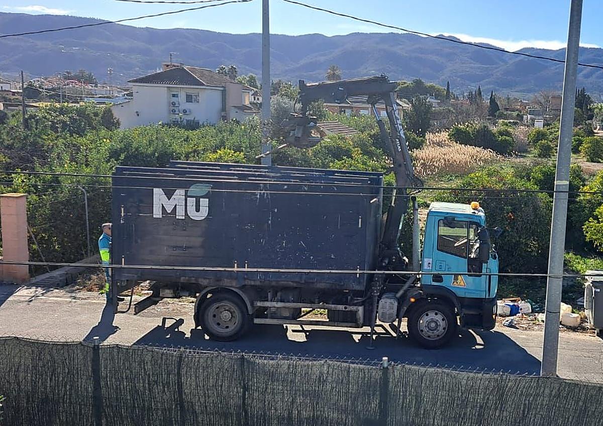 Imagen secundaria 1 - 1. El nuevo dron del Ayuntamiento, presentado en la Fuensanta. 2. Un camión pulpo recoge desechos apilados fuera del contenedor en los Alburquerques. 3. Residuos de obra en un carril de El Puntal. 