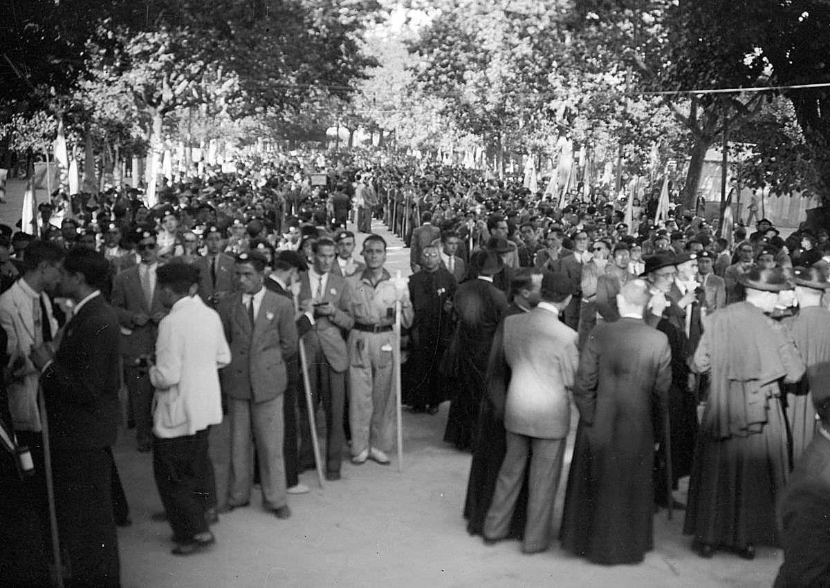 Imagen secundaria 1 - Tradiciones. Procesión marítima por la bahía de Cartagena el 25 de julio (1920). | Plaza del Obradoiro. Evento en el que participaron jóvenes murcianos (1940-1950). | Posando. Cuatro miembros de Acción Católica (1940-1950). 