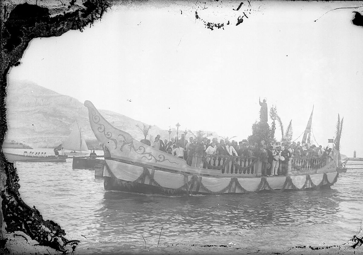 Imagen principal - Tradiciones. Procesión marítima por la bahía de Cartagena el 25 de julio (1920). | Plaza del Obradoiro. Evento en el que participaron jóvenes murcianos (1940-1950). | Posando. Cuatro miembros de Acción Católica (1940-1950). 