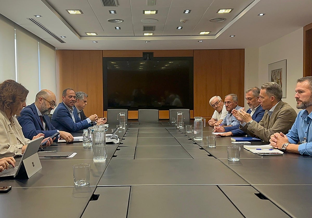 El alcalde, concejales y vecinos durante su encuentro con el presidente de ADIF.