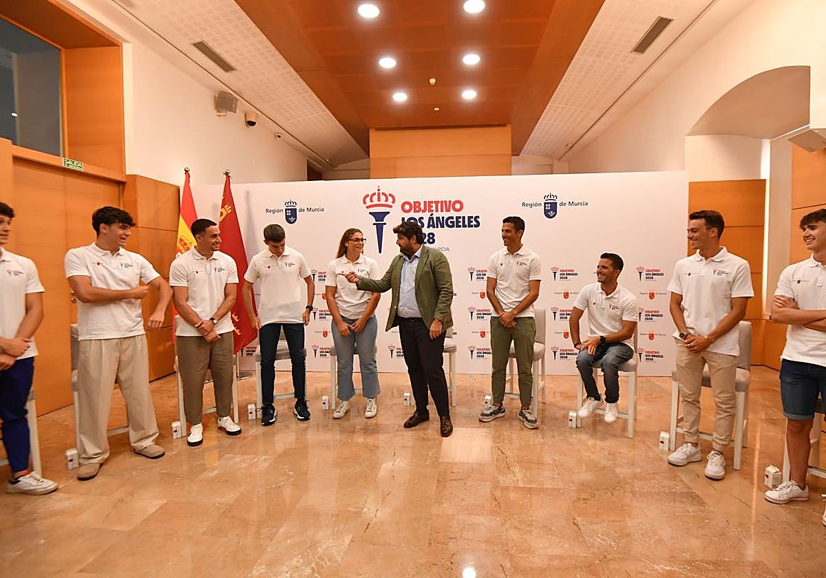 Fernando López Miras y una representación de los deportistas becados en la presentación del programa 'Objetivo Los Ángeles 2028'.
