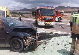 Los bomberos aseguran la zona tras rescatar a los ocupantes.