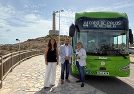 El director general de Movilidad y Transporte, José Antonio Verdú, la gerente de La Manga Consorcio, Esperanza Nieto, y la concejala Belén Romero, en la presentación del autobús.