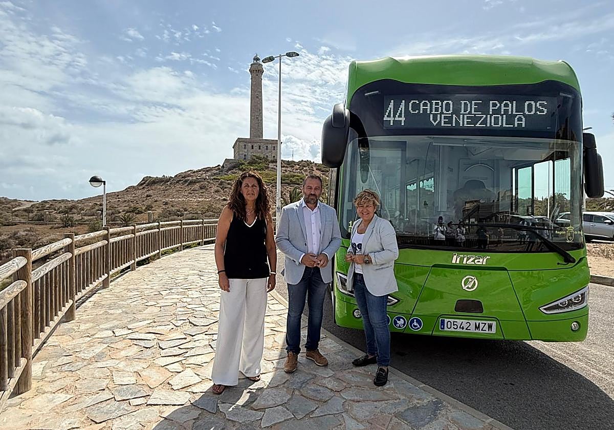 El director general de Movilidad y Transporte, José Antonio Verdú, la gerente de La Manga Consorcio, Esperanza Nieto, y la concejala Belén Romero, en la presentación del autobús.