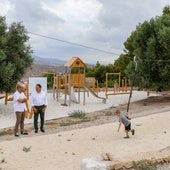 Un niño juega en la tirolina del nuevo parque infantil ante el edil de Turismo y uno de los trabajadores de Lorca Taller del Tiempo.