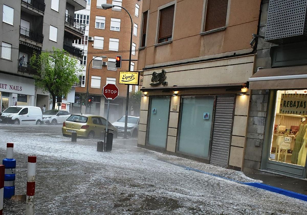 Imagen principal - La tormenta descarga con fuerza en Caravaca. 