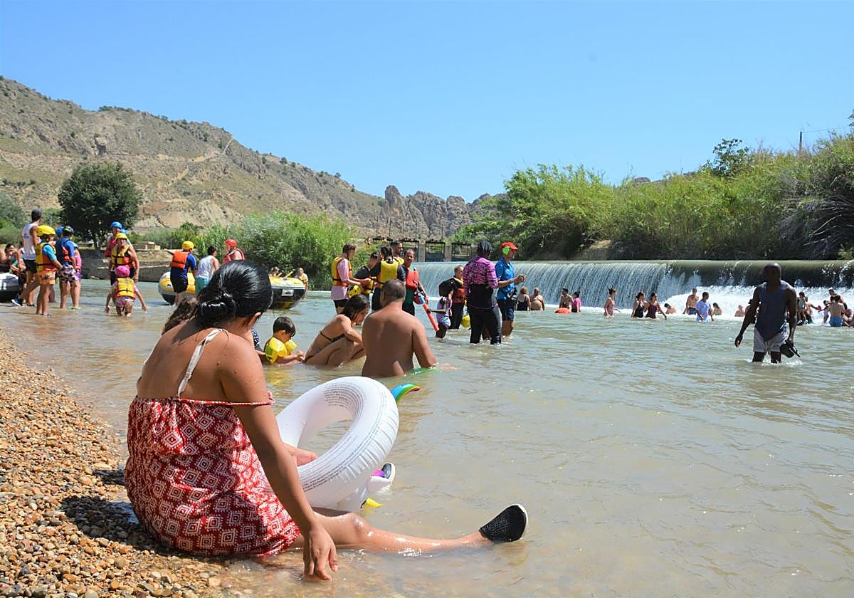 Bañistas en una imagen de archivo en la playa fluvial El Jarral de Abarán.