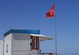 Una bandera roja ondeando en una de las playas de San Javier, en una foto de archivo.