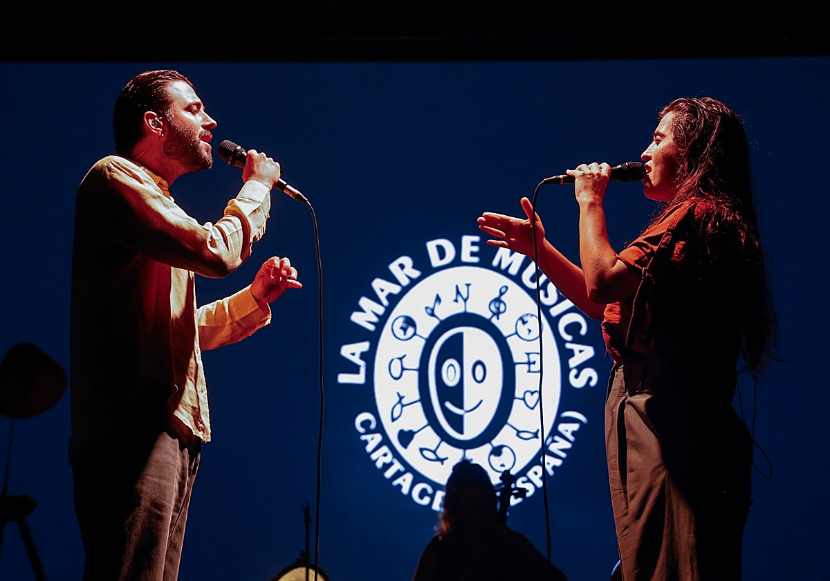 Salvador Sobral y Silvia Pérez Cruz, anoche, en el escenario del Auditorio Paco Martín, antes de suspenderse el recital por la lluvia.