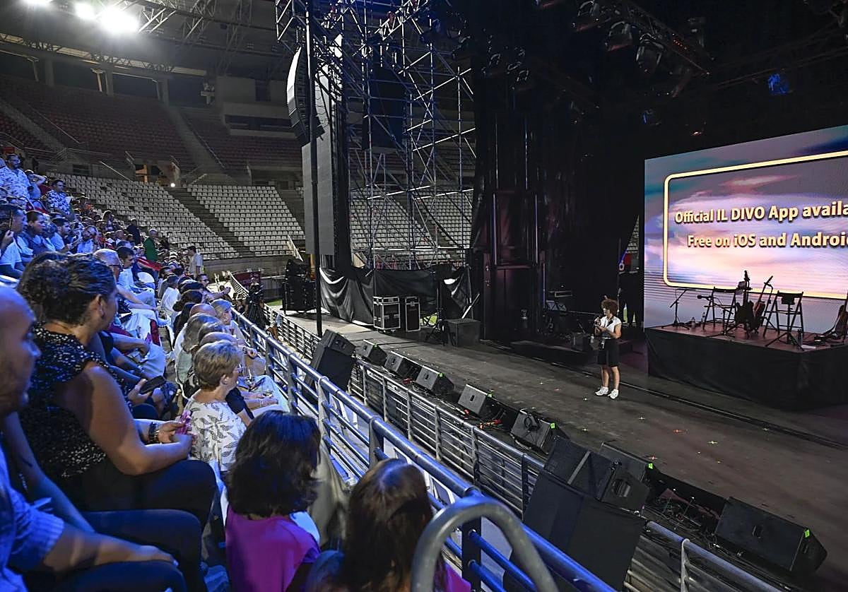 Una responsable de la organización informa al público, el pasado martes, de la suspensión del espectáculo.