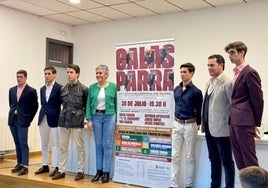 Presentación en abril de la Espiga de Plata, con los seis novilleros y la alcaldesa de Calasparra, Teresa García. Cartel de los encierros de Blanca, con una imagen de Frutos Molina.