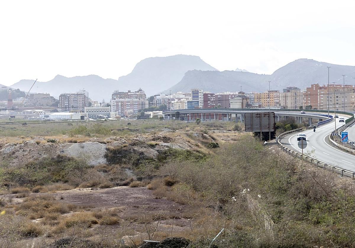 Acceso a Cartagena desde la autovía a través de los suelos contaminados del Hondón, en una imagen de archivo.