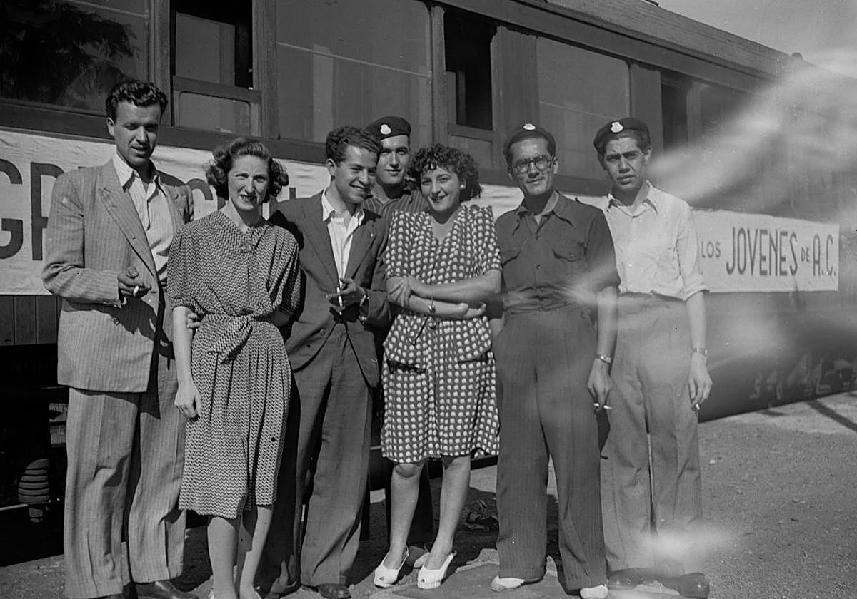 Despedida en el tren. Grupo de jóvenes de Acción Católica, de viaje a Santiago de Compostela (1940-1950).