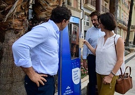 Una mujer llena una botella de agua en la nueva fuente de agua refrigerada instalada en la Glorieta.
