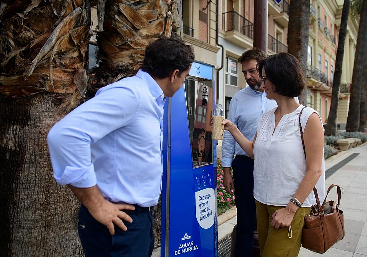 Una mujer llena una botella de agua en la nueva fuente de agua refrigerada instalada en la Glorieta.