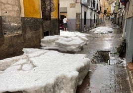 Granizo acumulado en las calles de Caravaca.