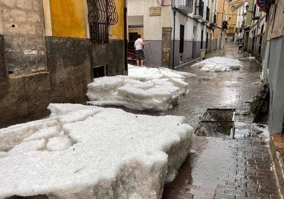 Granizo acumulado en las calles de Caravaca.