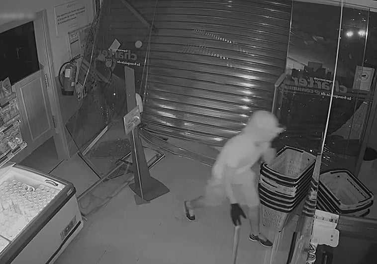 Imágenes de las cámaras de seguridad de uno de los comercios.