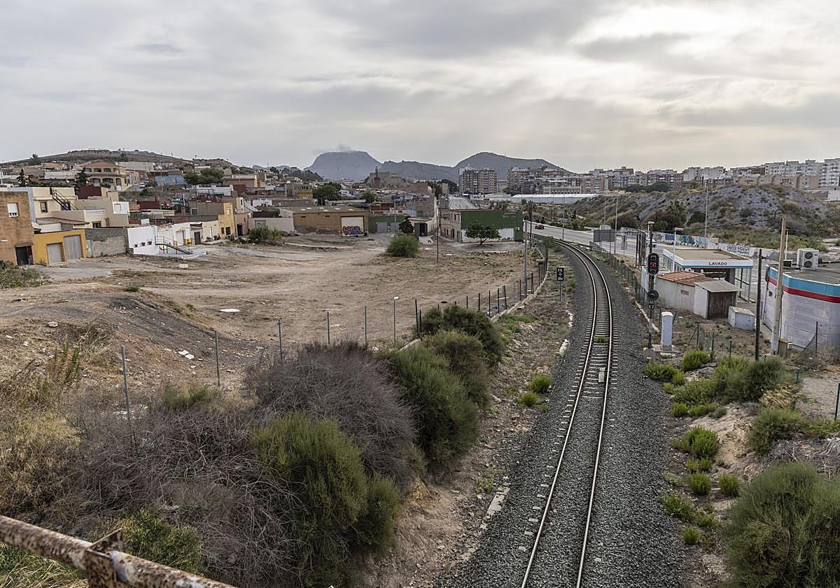 Suelos contaminados de Los Mateos, junto a una gasolinera y la vía del Feve, en una imagen de archivo.