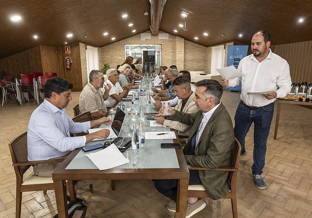 El alcalde de Los Alcázares, Mario Pérez, reparte ayer documentos en la reunión del comité.