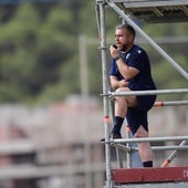 En el andamio. Javi Rey, entrenador del FC Cartagena, durante el entrenamiento del pasado jueves.