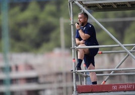 En el andamio. Javi Rey, entrenador del FC Cartagena, durante el entrenamiento del pasado jueves.