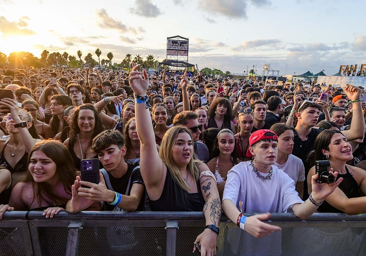 Público en las primeras filas para disfrutar de la música en directo.
