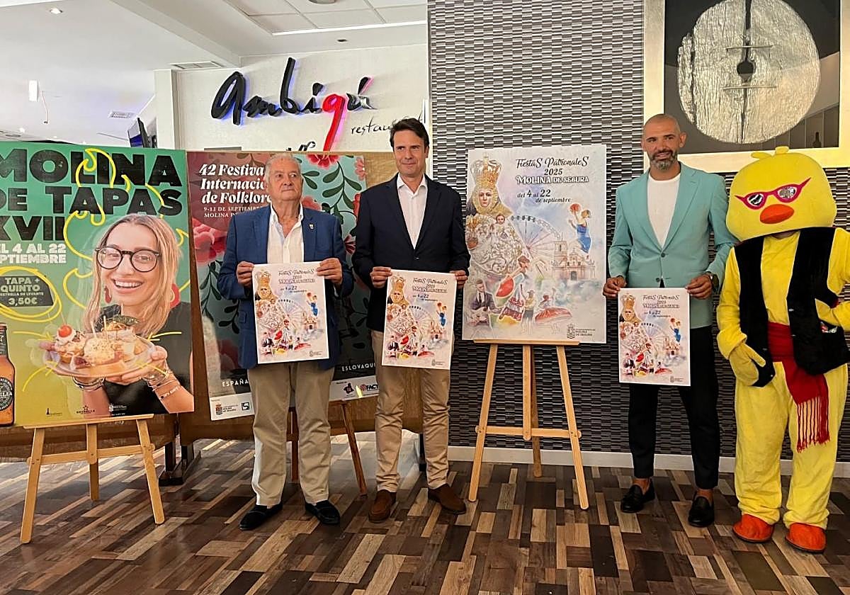 El alcalde de Molina de Segura, José Ángel Alfonso, flanqueado por el edil de Fiestas Locales, Juan de Dios García, y el concejal de Deporte y Salud, Carlos Perelló, en la presentación del programa y cartel de las fiestas patronales 2025.