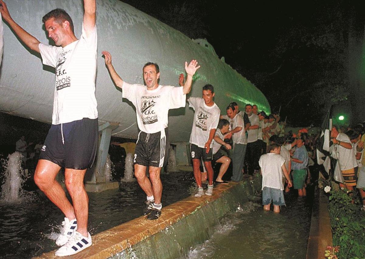 Imagen secundaria 1 - 1. Celebrando el ascenso a Segunda de 1998 en el submarino. 2. Juan Carlos Cordero, cuando El Mayayo era de tierra, en 1997.