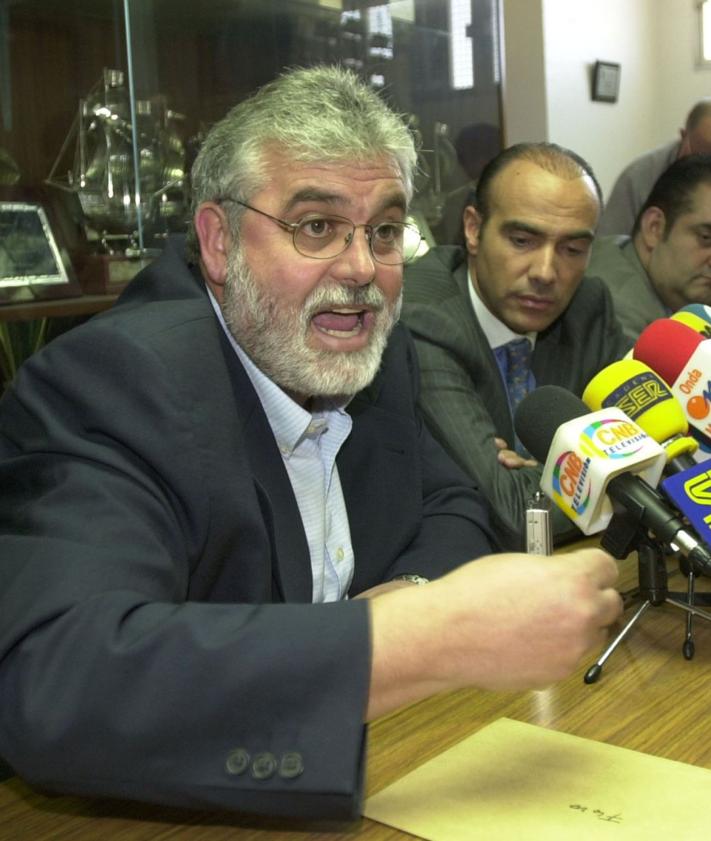 Imagen secundaria 2 - 1. Txutxi Aranguren hablando con Javi Manzano en la noche del 'Cordobazo'. 2. , Florentino Manzano presentando a Luis Oliver como nuevo dueño del club, en 2002.