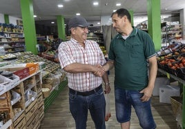 Antonio Grau y Said Achqir se saludan en la frutería del segundo en Torre Pacheco.
