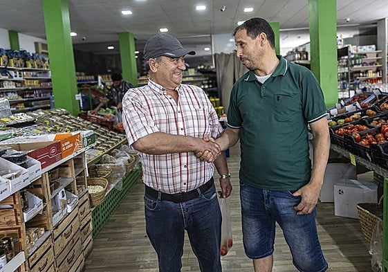 Antonio Grau y Said Achqir se saludan en la frutería del segundo en Torre Pacheco.