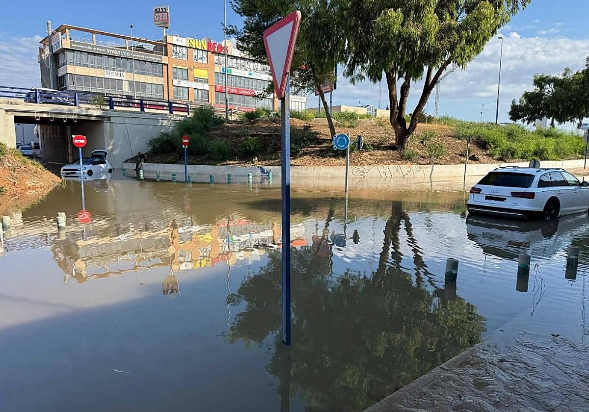 Coches atrapados en el paso subterráneo de Playa Flamenca, en Orihuela Costa.