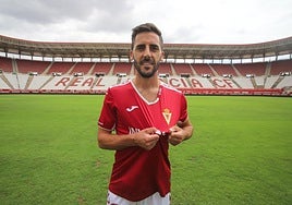 Sergio Moyita posa con la camiseta del Real Murcia durante su presentación.
