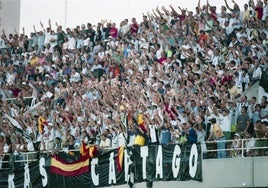 El fondo sur, a rebosar, animando en el partido por el ascenso contra el Córdoba del 30 de junio de 1999.
