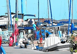 Usuarios de barcos disfrutando de la jornada de este sábado en el puerto deportivo de Los Alcázares.