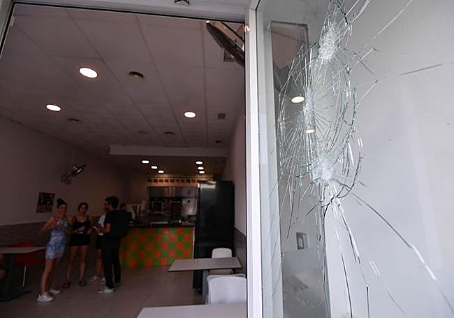 Cristales rotos en la puerta de entrada, a la espera de reparación.