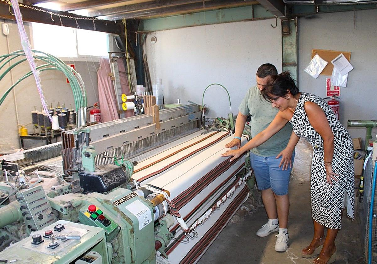 Un artesano muestra el trabajo de la jarapa de Lorca.