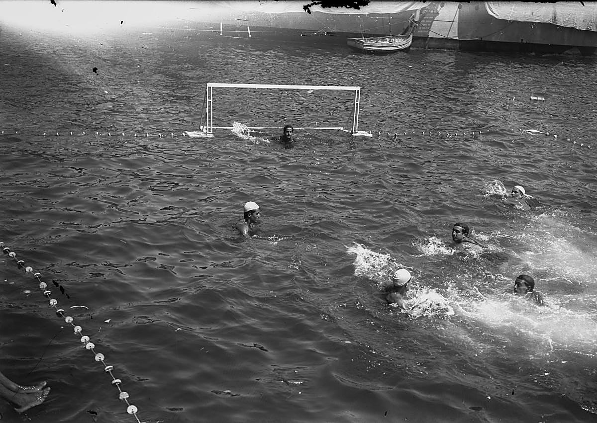 Imagen secundaria 1 - Traineras. Regata en el puerto de Cartagena (1925).| Waterpolo. Momento de partido (1922). | Ocho metros. Salto desde el Club de Regatas de Cartagena (1922). 