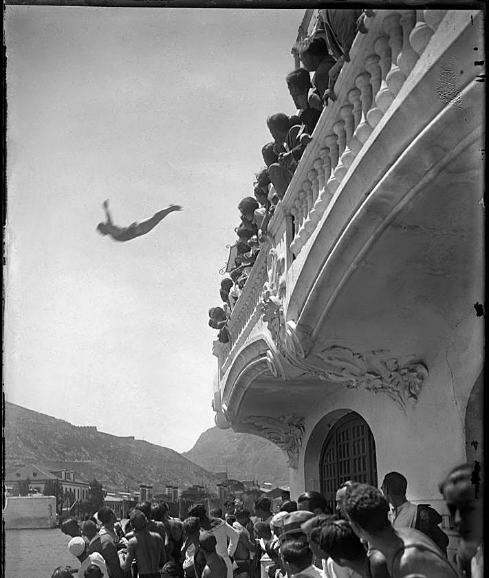 Imagen secundaria 2 - Traineras. Regata en el puerto de Cartagena (1925).| Waterpolo. Momento de partido (1922). | Ocho metros. Salto desde el Club de Regatas de Cartagena (1922). 