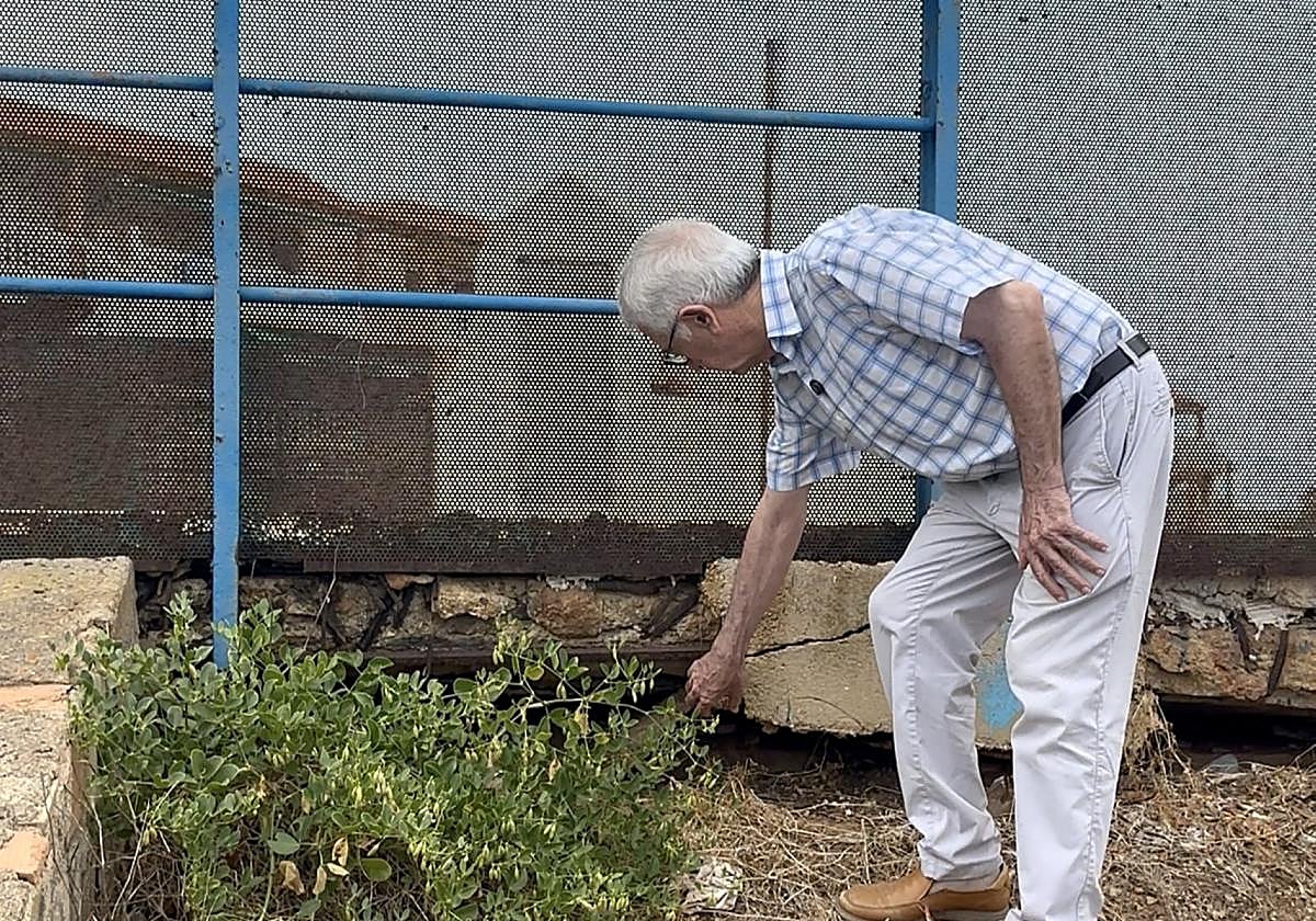 El edil Enrique Pérez Abellán señala algunos desperfectos del puente.