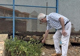 El edil Enrique Pérez Abellán señala algunos desperfectos del puente.