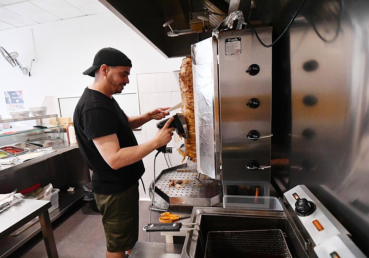 Hassan corta carne para uno de los durums que lleva diez años sirviendo en Torre Pacheco.